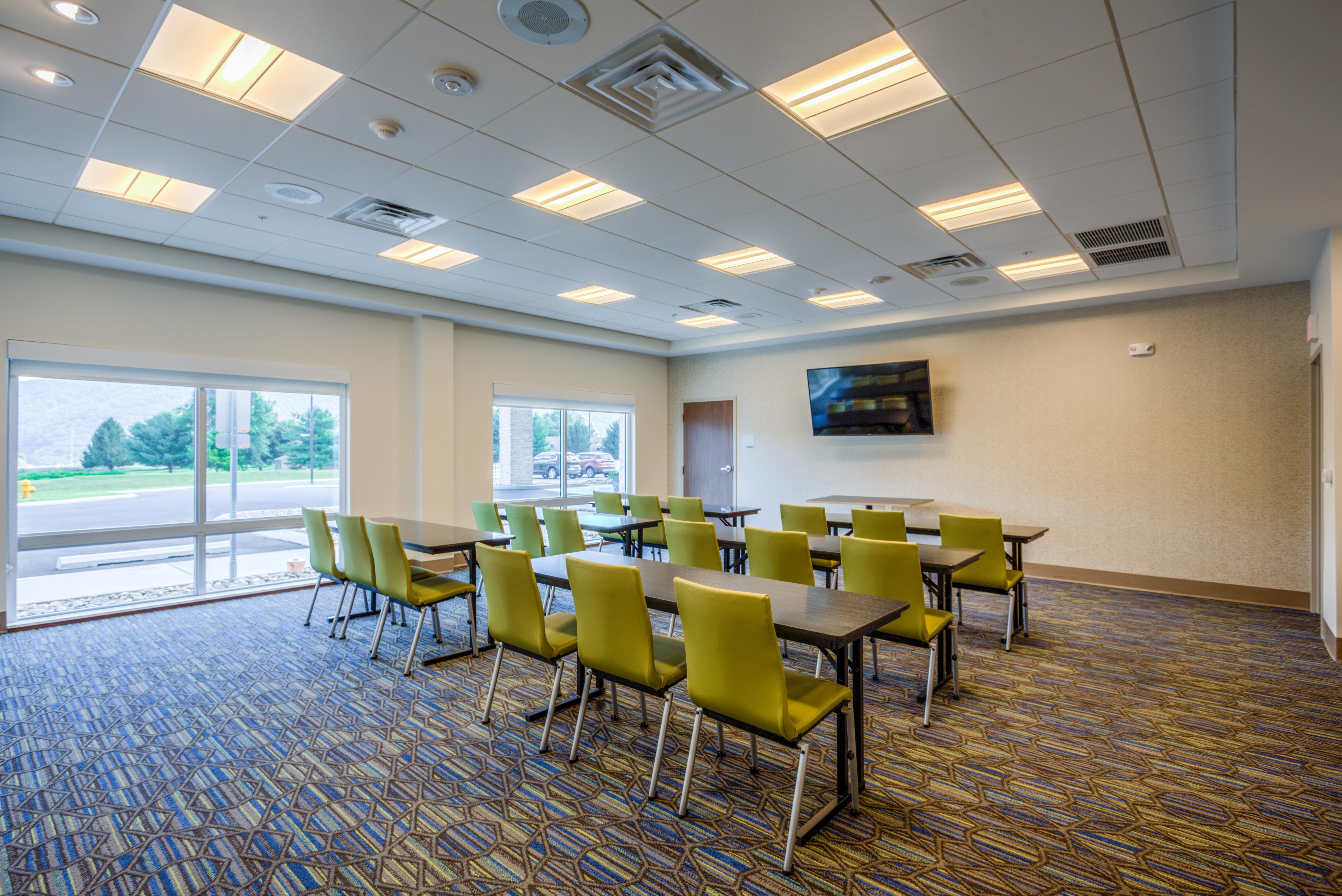 Holiday Inn Express & Suites Reedsville - State Coll Area, An Ihg Hotel Exterior foto