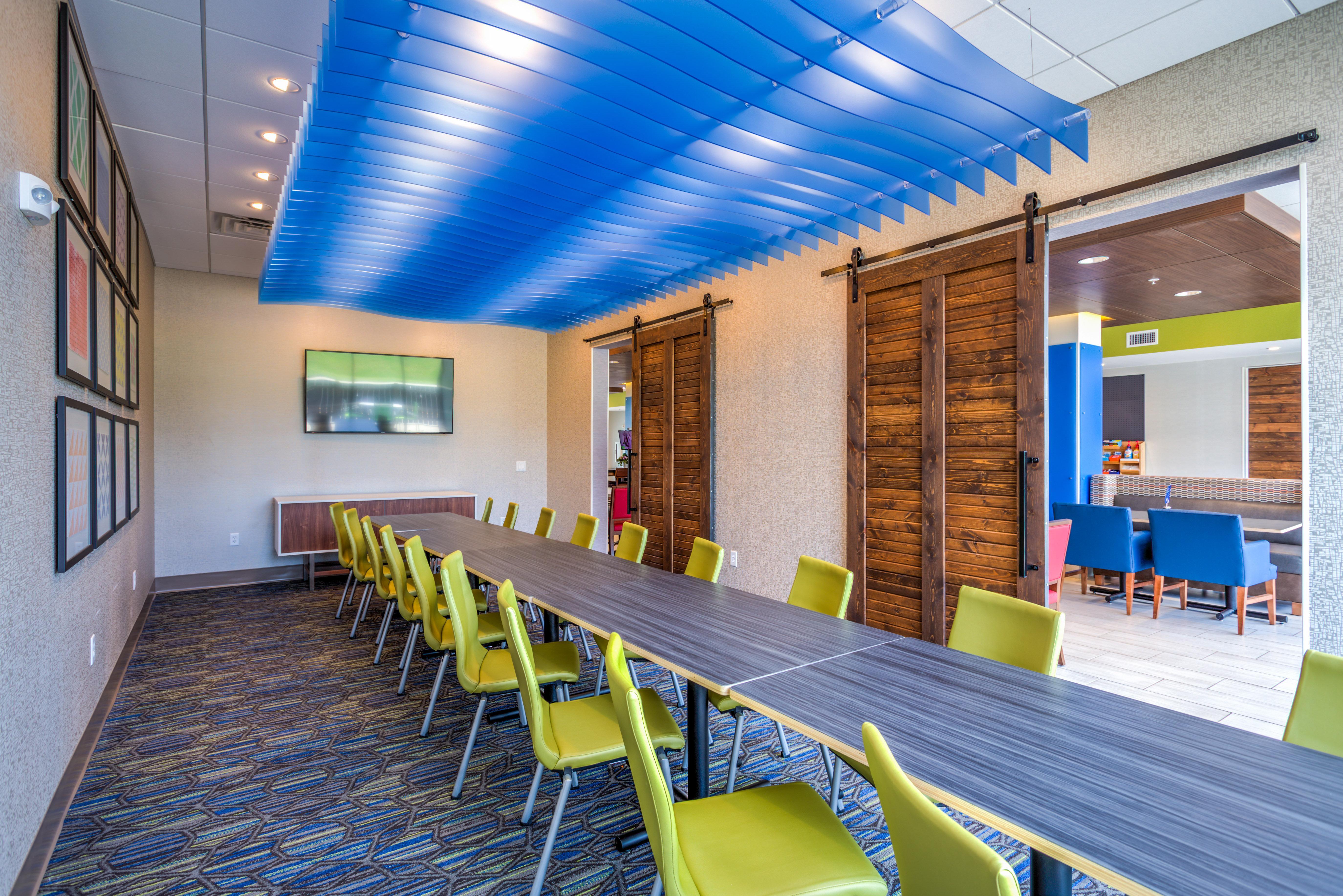 Holiday Inn Express & Suites Reedsville - State Coll Area, An Ihg Hotel Exterior foto